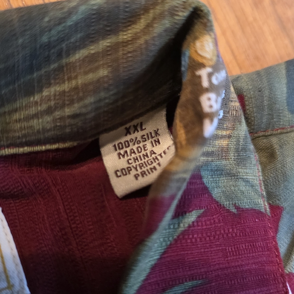 Tommy Bahama Maroon Tropical Toucan Men's Shirt. 100% Silk. Christmas Themed - Picture 4 of 4